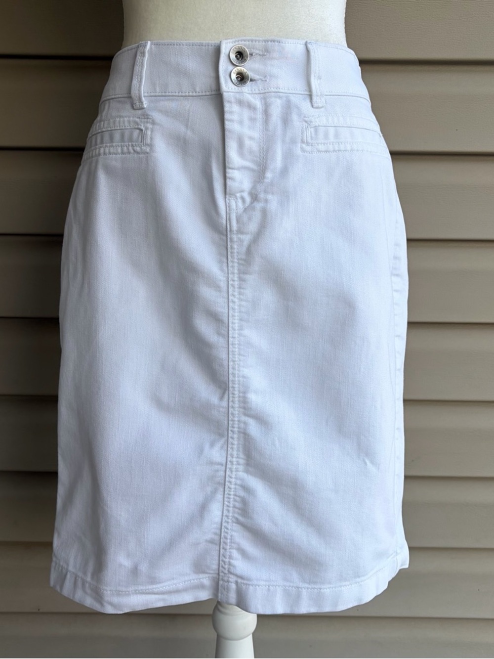 •Banana Republic• White Denim Skirt – Size 8/29R